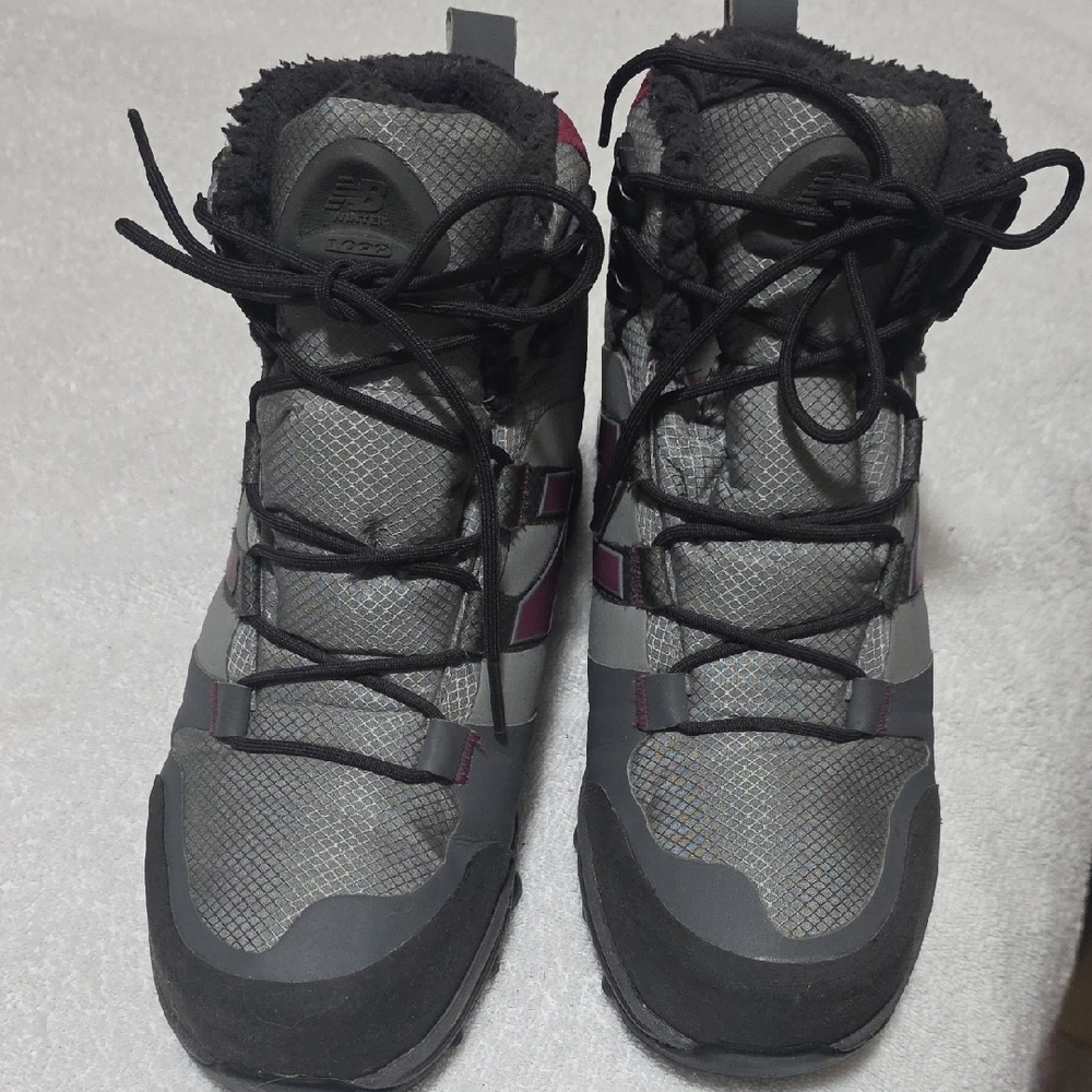 New Balance Women's Gray and Black Winter Boots